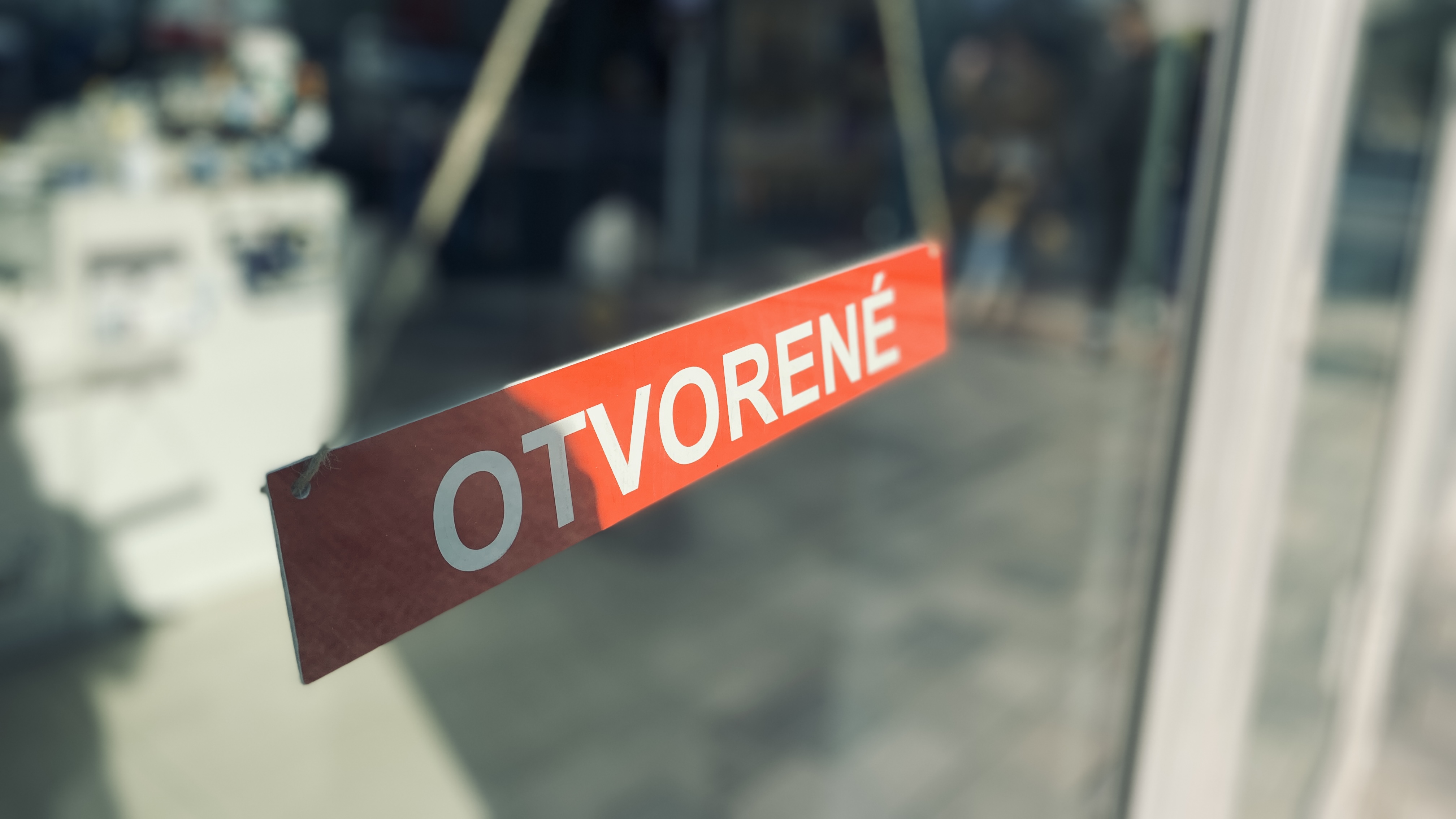 Cedulka Otvorené na dverách predajne